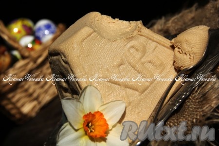 Вот такая красивая творожная пасха с варёной сгущёнкой, приготовленная без добавления яиц, получилась. Такой наивкуснейший десерт несомненно станет украшением праздничного стола!
