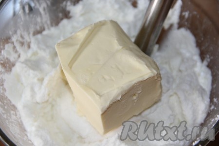Затем добавить мягкое сливочное масло (масло нужно заранее достать из холодильника, чтобы оно размягчилось).
