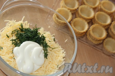 К сыру с чесноком и укропом добавить майонез.
