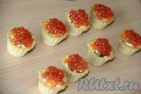 Сверху выложить красную икру.

