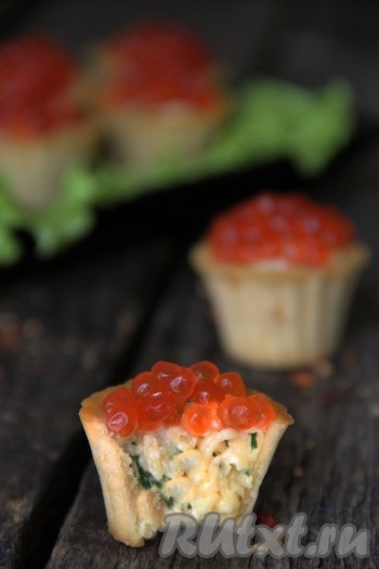 Вот такие яркие и очень вкусные тарталетки&nbsp;с сыром и красной икрой получились. Такая аппетитная холодная закуска, наверняка, понравится многим!