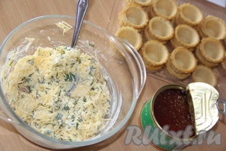 Тщательно перемешать сырную начинку, масса получится достаточно густой.
