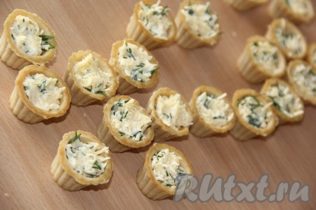 Наполнить тарталетки сырной начинкой.