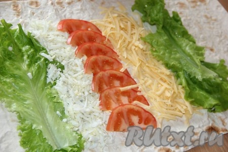 Следующей полоской выложить сыр, натертый на крупной тёрке. Рядом с сыром выложить листья салата.
