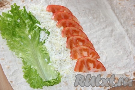 Помидор вымыть, тонко нарезать. Выложить полоску из долек помидора рядом с яйцами.
