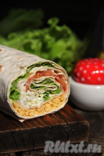 Рулет из лаваша с помидорами и сыром завернуть в фольгу (или пищевую плёнку) и минут на 30 убрать в холодильник. Затем яркий, вкусный рулет нарезать на кусочки и подать к столу. Такая закуска прекрасно разнообразит меню и в повседневный, и в праздничный день, попробуйте!
