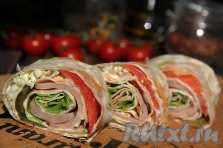 Готовый аппетитный, сочный и очень вкусный рулет с огурцами, помидорами, мясом и яйцами нарезать острым ножом на кусочки толщиной, примерно, 2 см, выложить на тарелку и подать к столу. Эта замечательная закуска непременно порадует вас и прекрасным вкусом, и простотой приготовления, попробуйте!
