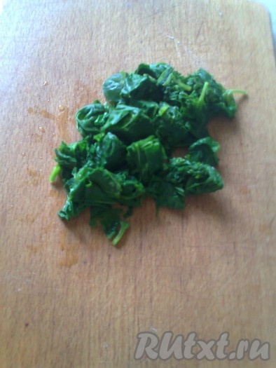 Листья шпината заливаем крутым кипятком, оставляем на пару минут, затем откидываем на дуршлаг, отжимаем и даем остыть.