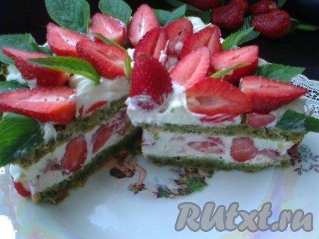 Вот так выглядит в разрезе торт с клубникой и сметанным кремом