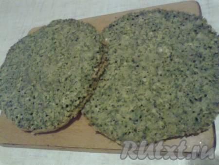 Готовый бисквит достаньте из духовки и дайте полностью остыть. После охлаждения разрежьте бисквит на 2 части, чтобы получилось 2 коржа.