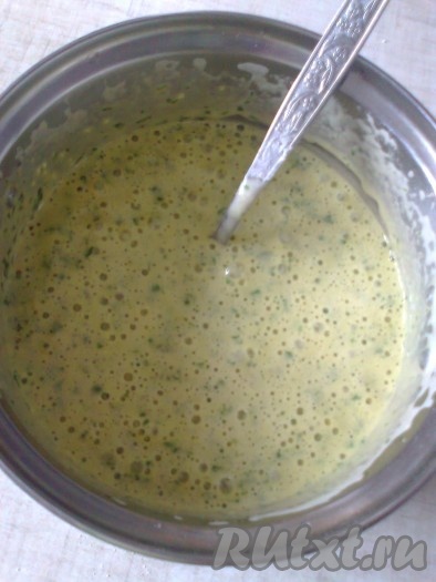 К взбитой яичной массе добавьте шпинатную массу, охлажденное растопленное сливочное масло, молоко, муку и соду, погашенную 1 чайной ложкой лимонного сока (или уксуса).