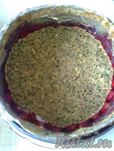 Оставшееся пространство заполните сметанным кремом, разровняйте его, положите сверху второй корж и дайте застыть торту в течение 1-2 часов в холодильнике.