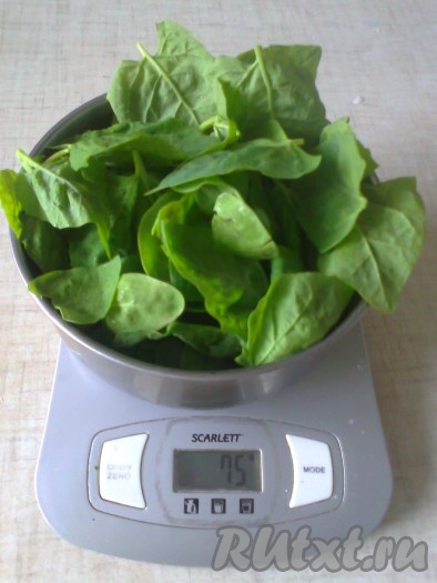 Затем надо подготовить шпинат. Если он замороженный, дайте ему полностью оттаять. Если шпинат свежий, то обрываем листки и промываем их.