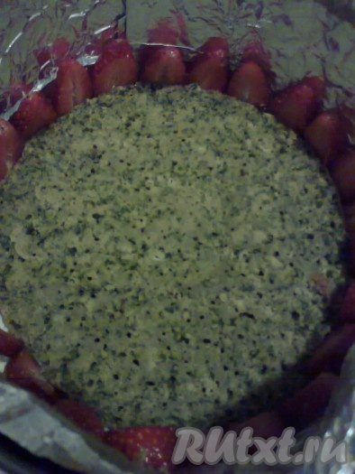 Если используете сливки, то взбейте сливки и сахар миксером, а затем добавьте холодный сливочный сыр и сгущенное молоко, перемешайте. Форму выстелите пищевой пленкой (у меня самодельная подложка). В форму поместите первый корж, по краю коржа поместите разрезанную пополам клубнику срезом к форме.