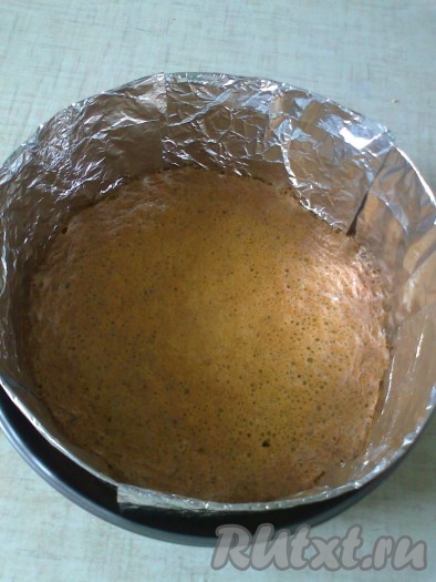 Запекайте около 25 минут (до сухой шпажки) в предварительно разогретой до 180 градусов духовке.