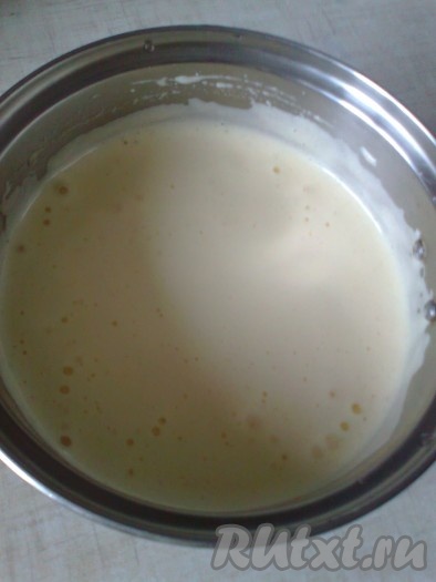 С помощью ручного миксера взбейте яичную массу до побеления.