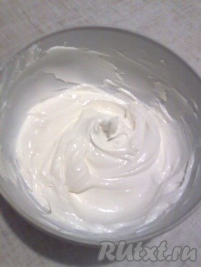 Для приготовления крема сметанную массу из дуршлага, застеленного марлей, переложите в посуду, удобную для взбивания, и взбейте миксером со сгущенным молоком и оставшимся сахаром.