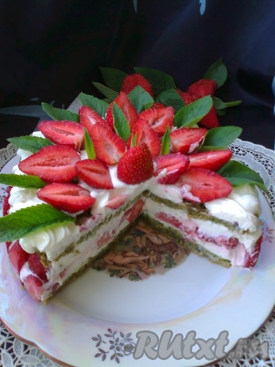 Вот так выглядит в разрезе торт с клубникой и сметанным кремом