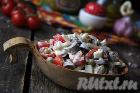 Салат с куриными сердечками, горошком, помидорами и маринованным луком получается аппетитным, пикантным и очень вкусным.
