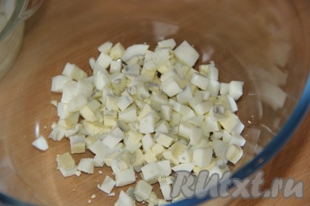 Яйца предварительно сварить (с момента закипания воды варить минут 10), остудить, очистить, нарезать на кубики и выложить в миску.
