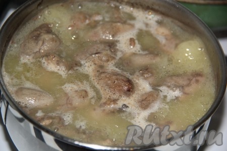 Куриные сердечки промыть водой, затем выложить в кастрюлю, полностью залить холодной водой и отправить на огонь, после закипания уменьшить огонь и варить минут 20.&nbsp;
