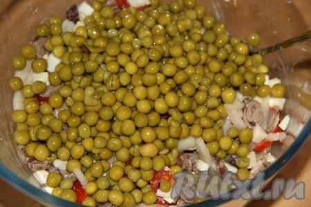 Сюда же добавить горошек, предварительно слив с него жидкость.
