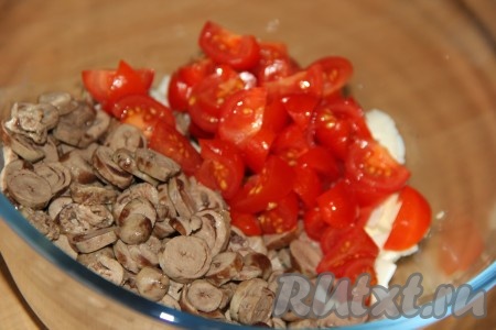 Помидоры (я использовала помидоры черри) вымыть, разрезать пополам (или на четвертинки). Если используете крупные помидоры, нарежьте их на кубики среднего размера. Нарезанные помидоры выложить в салат из куриных сердечек и яиц.
