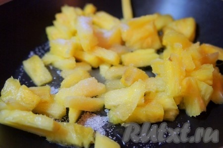 Ананас почистить, удалить сердцевину и нарезать небольшими кусочками, добавить сахарный песок, перемешать.
