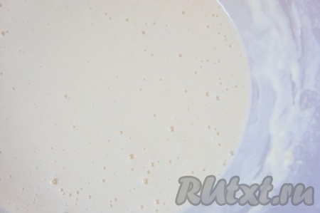 Приготовим блинчики для торта. Блинную муку разбавить кипячёной водой комнатной температуры, размешать, чтобы не было комочков. Воду добавляйте небольшими порциями и вымешивайте тесто. Вместо воды можно использовать молоко, как больше нравится. Тесто должно получиться достаточно жидкими, чтобы блинчики были тонкими.
