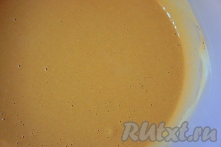 Добавить растительное масло и тщательно перемешать. Шоколадное тесто для приготовления блинчиков готово. Блинчики выпекайте стандартно с двух сторон. Они должны быть достаточно тонкими.
