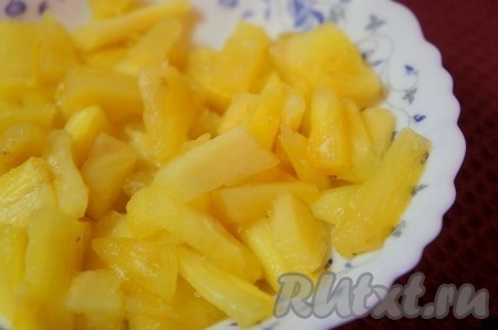 Переложить на сковороду и карамелизировать, помешивая, на среднем огне в течение 7 минут.
