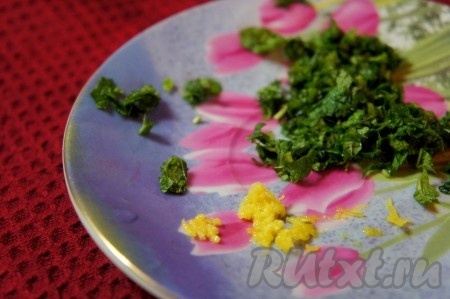 Мяту мелко нарезать, снять цедру с лимона.