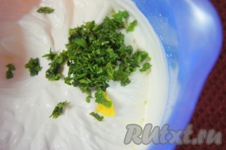 Сливки взбить с добавлением ванильной сахарной пудры, добавить нарезанную мяту и цедру лимона.