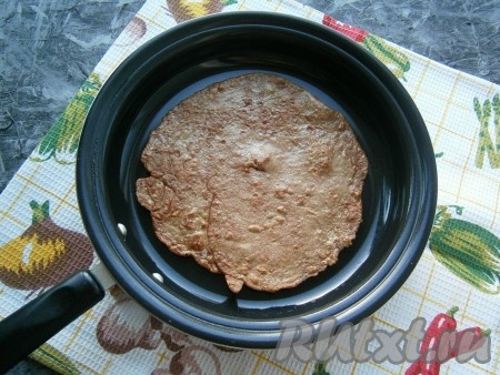 Можно приступать к жарке печеночных блинов. Часть теста налить на разогретую сковороду с растительным маслом (перед жаркой каждого блина нужно наливать на сковороду по 2 чайные ложки масла). Жарить каждый блинчик из куриной печени на среднем огне с двух сторон до небольшой румяности.
