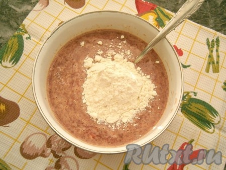 Тщательно перемешать печёночную массу, всыпать муку.
