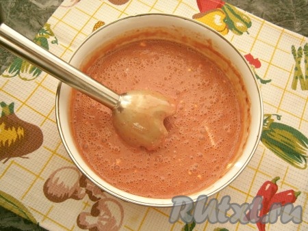 Добавить соль по вкусу, еще раз хорошо перемешать, а затем пробить погружным блендером, чтобы не осталось комочков. Тесто по консистенции будет, как сметана средней густоты, похожим на тесто для толстых блинов.
