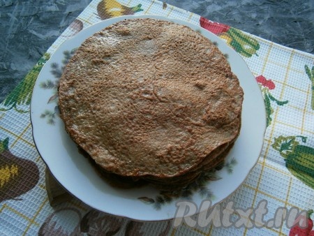 Печеночные блинчики получаются довольно толстенькими, но их с легкостью можно свернуть в рулетик в горячем или теплом виде.