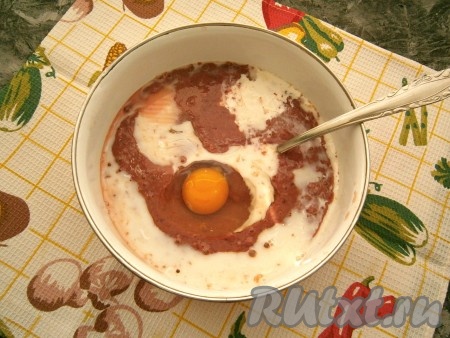Перекрутить печенку на мясорубке (или измельчить в блендере до однородности). Влить молоко, добавить сырое яйцо.
