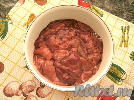 Куриную печень хорошо вымыть, дать стечь воде.
