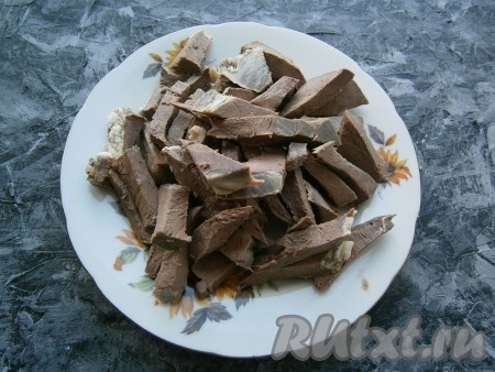 Нарезать варёное говяжье сердце средними кусочками (или брусочками), удалив весь лишний жир.
