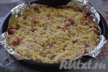 Клубнику покрываем оставшейся крошкой.
