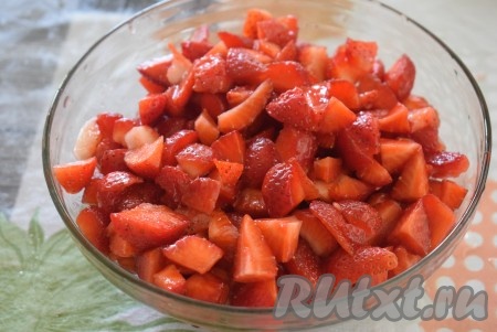 У клубники удалим плодоножки и нарежем ягоды на мелкие кусочки.
