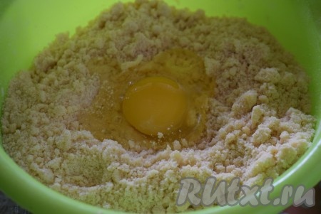 К будущему тесту добавляем уксус и яйцо, перемешиваем.
