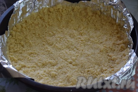 Далее слегка уплотняем крошку, формируя корж пирога.
