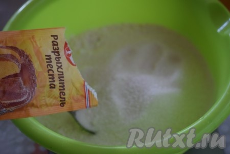 К муке и соли добавляем сахар, ванилин, разрыхлитель и тщательно перемешиваем мучную смесь.
