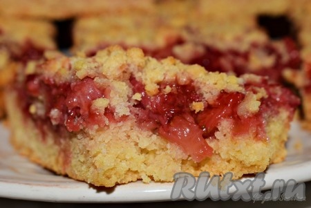 Даем пирогу остыть, только после остывания он будет хорошо резаться. Снимаем фольгу со дна пирога и нарезаем его на порционные кусочки.
