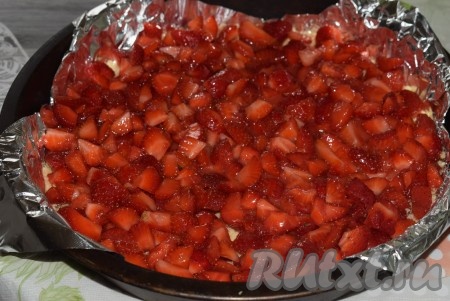 Сверху на крошку выкладываем клубничную начинку.