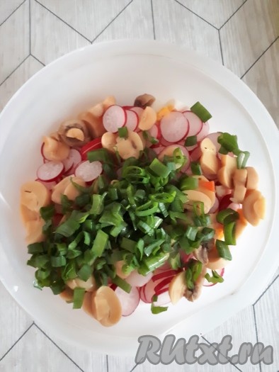 Зеленый лук вымыть, мелко нарезать, добавить в миску к остальным ингредиентам.
