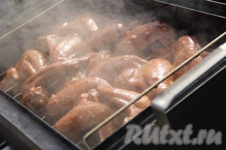 Вот такие красивые куриные крылышки горячего копчения получились в домашней коптильне.
