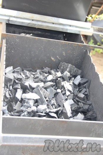 Займёмся приготовлением мангала. Разжечь угли и довести их до состояния раскалённости, но чтобы огня не было.